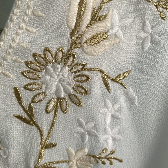 Coleen Lopez top EUC size 2X cream color w/ gold and white embroidery - Picture 4 of 11